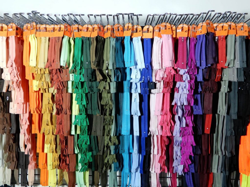 Mur de fermetures éclair de toutes les couleurs au rayon mercerie