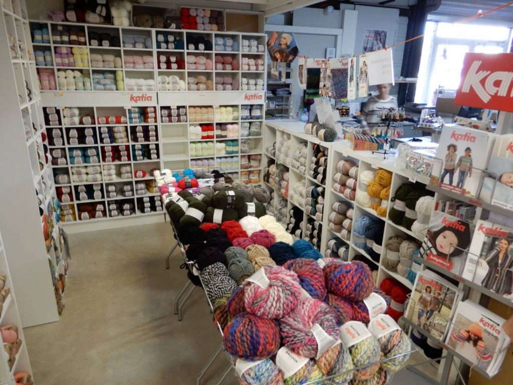 Rayon de pelotes de laine Katia dans la boutique Timeco