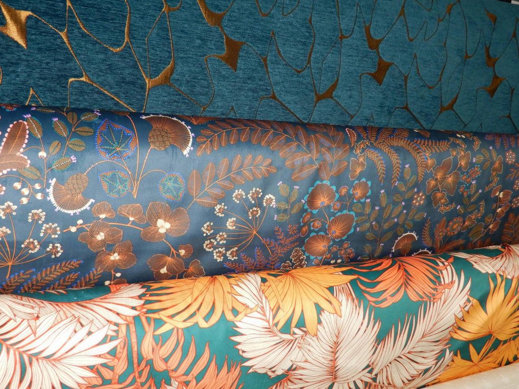 Tissus d'ameublement bleu canard à motifs floraux dorés