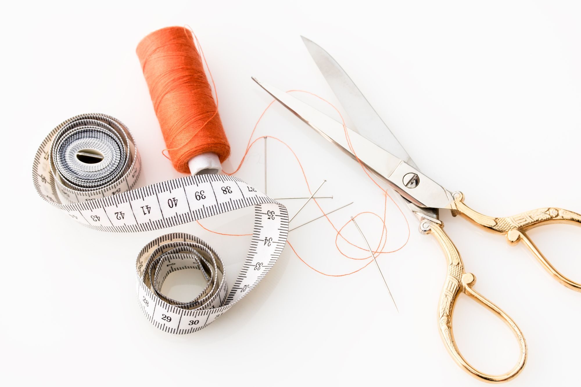 Ciseaux de couture, mètre ruban et bobine de fil